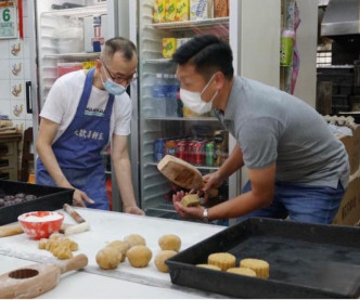 葵青警区指挥官谢振中制作月饼。