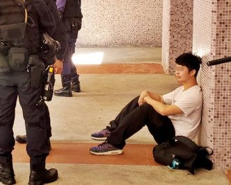 警方在广昌阁带走一名男子。