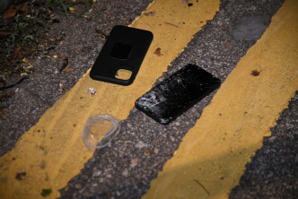 地上遗下怀疑手机毁。