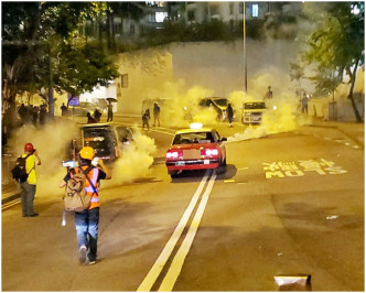 防暴警再舉黑旗之後，發射多枚催淚彈驅散示威。