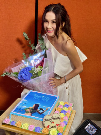 寿星女收到用《海潮》第二版写真集封面设计的巨型生日蛋糕及一大束鲜花。