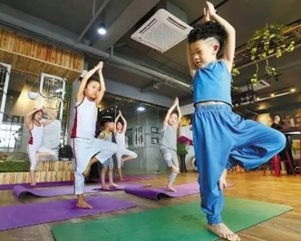 浙江台州男童孫楚洋年僅6歲就成為全國年紀最小的持牌瑜伽教練。網圖