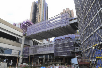 工程采用「转体式桥梁装嵌施工方案」，为香港首次有大型天桥项目采用。