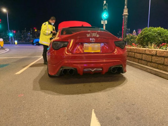 警方在西九龍打擊非法賽車，拘捕13名司機及扣查59輛涉非法改裝車。 警方圖片