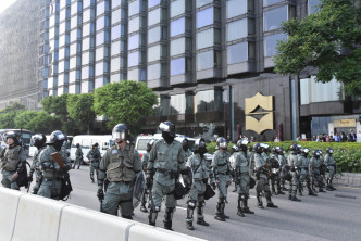 防暴警察在梳士巴利道驱散示威者