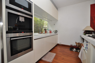 厨房设有多组白色厨柜，收纳空间亦充裕。