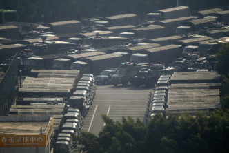 数十军车停泊深圳湾。AP