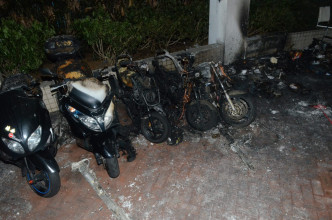 宝达邨八辆电单车遭焚毁。