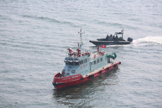 消防轮及警方小艇到场协助。