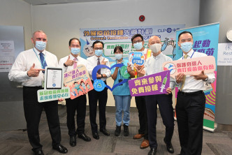 聂德权（左三）、黄锦星（右二）、蒋东强（左二）、营运总裁罗嘉进（右一）及发电业务部高级总监唐连胜（左一）支持疫苗接种计划。