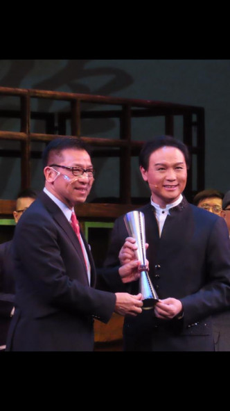 香港藝術發展局副主席楊偉誠（左）頒獎予龍貫天。