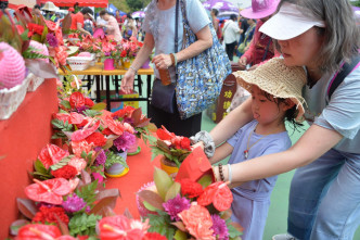 維園今日舉行「2018忠義傳家佛誕嘉年華」，設有大型獻供、浴佛淨心、祈福法會等多個活動。