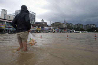 南韩有街道水浸。 AP