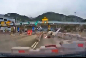 私家车撞爆水马。HongKong CarCam影片截图