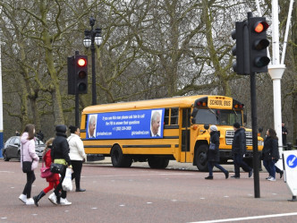 美國黃色校巴出現倫敦街頭，對安德魯王子性醜聞窮追猛打。AP