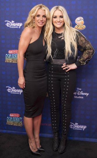 Britney表示不喜欢妹妹Jamie Lynn（右）在颁奖礼翻唱她的歌。