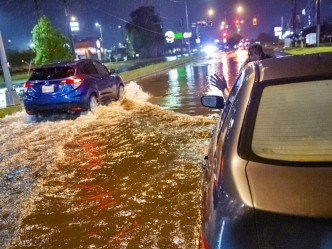 狂風暴雨引致廣泛地區水浸。AP圖片