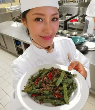 蒋怡盼再出Cook book教大家煮简易快捷的菜式。