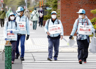 札幌半马拉工作人员呼吁市民，不要在现赛观看比赛。AP图