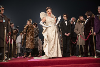 金像影后爱玛汤逊饰演时装界超级名人男爵夫人。