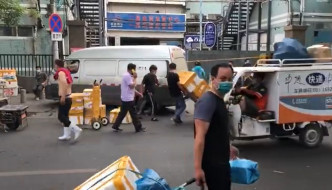 北京京深海鮮市場的商戶撤離。網上圖片