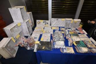 警方搜出大批毒品及製毒工具。