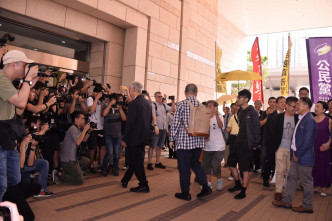九子今於8時50分左右陸續抵達西九龍裁判法院。