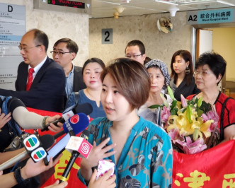 香港天津聯誼會，30多人帶同生果籃到醫院探望留院的環時記者。梁國峰攝