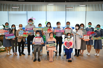 陈肇始与卫生署及医管局高层到葵青地区康健中心集体接种流感疫苗。
