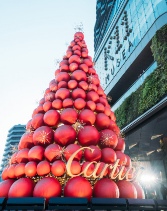 卡地亞聖誕樹高13米，以紅色和金色作點綴，璀璨矚目點亮維港風光