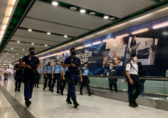 警方反恐特勤队联同机场特警组以及铁路应变部队，于港铁站进行高姿态联合巡逻。