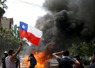 示威者大肆纵火破坏抢掠。AP图片