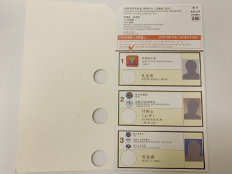 视障选民可透过点字模版上的圆孔自行填画已放入点字模版的选票。