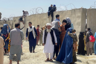 大批絕望民眾湧入機場希望逃離阿富汗。路透社圖片