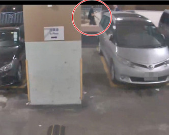 C29片段零时49分见到疑似周梓乐行经停车场2楼，提起右手疑在使用手机（红圈示）。