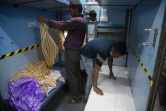 印度火车变成流动临时医院。AP