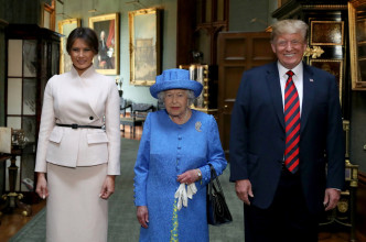 特朗普去年访问英国曾经与英女皇会面。AP图片
