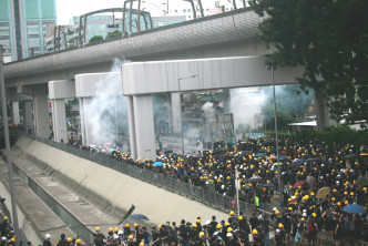 警方多次發放催淚彈驅散示威者。