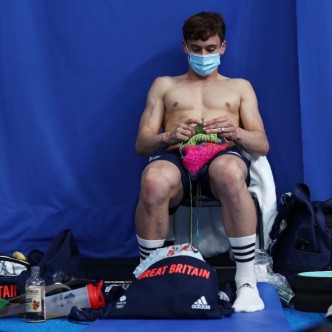 戴利因在奧運場邊織冷而爆紅。
