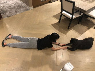 林依晨在社交網貼上趴在地上與狗狗玩的照片。