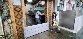 居民在村屋前装设防水闸。