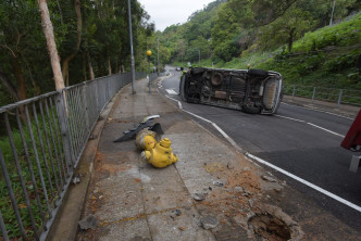 七人車撞向水龍頭後翻側。