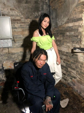 KB（李健宏）的網上靈探節目《又要睇又要驚》，搵卡文演出外，更搵她拍主題曲MV，大讚她可做「新一代鬼后」。