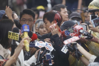 何韻詩台北參加聲援香港反對修訂《逃犯條例》示威活動，期間遭人潑紅油。何韻詩FB圖