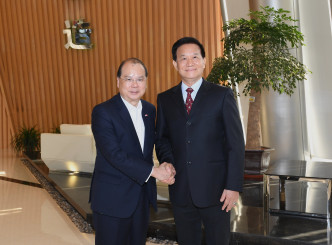 张建宗（左）与企业董事长合照。