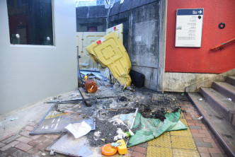 荃湾地铁站一出口外有被纵火痕迹。