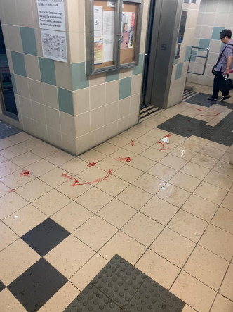 在港鐵站至加惠民道地下亦有血跡出現。讀者提供圖片