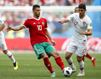 葡萄牙干卡路古亚迪斯（右）试图抢走摩洛哥贝汉达（左）控球。AP图片