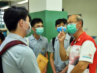 前鲜鱼行学校校长梁纪昌，也有回校为同学打气。