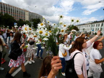 在明斯克市中心和國內其他城市，數以千計的婦女身穿白衣及携帶鮮花反抗盧卡申科的專制統治。AP相片